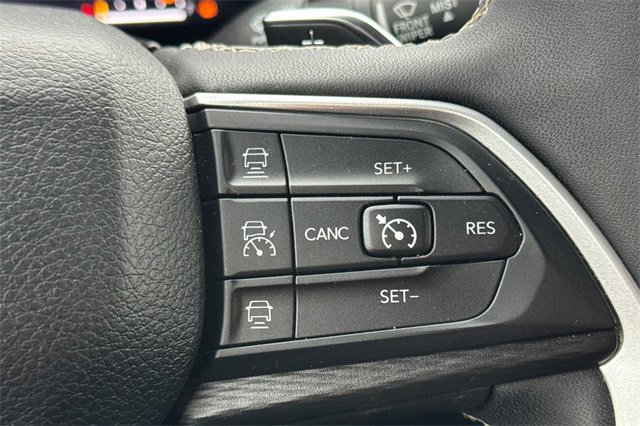 Used 2023 Jeep Grand Cherokee L Laredo image 40