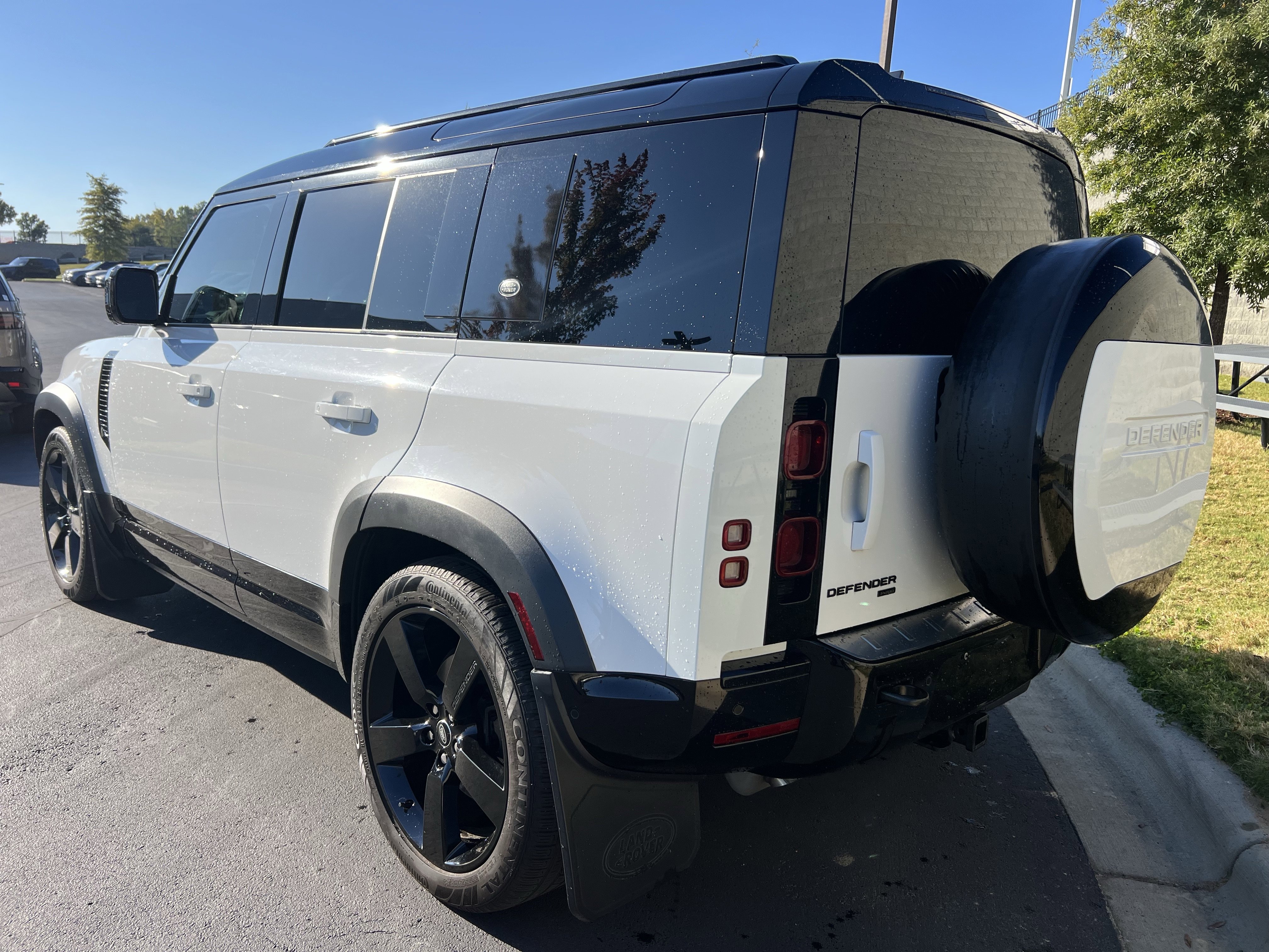 Used 2023 Land Rover Defender 110 X-Dynamic SE image 5