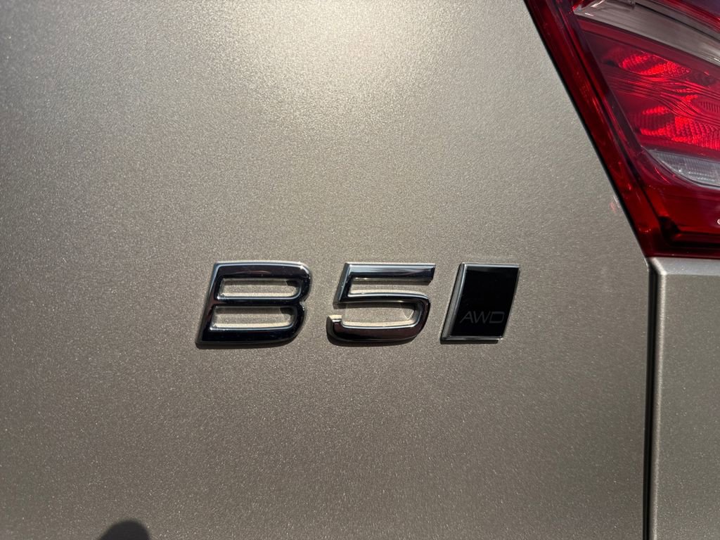 Certified 2023 Volvo XC40 B5 Ultimate w/ Protection Package Premier image 11