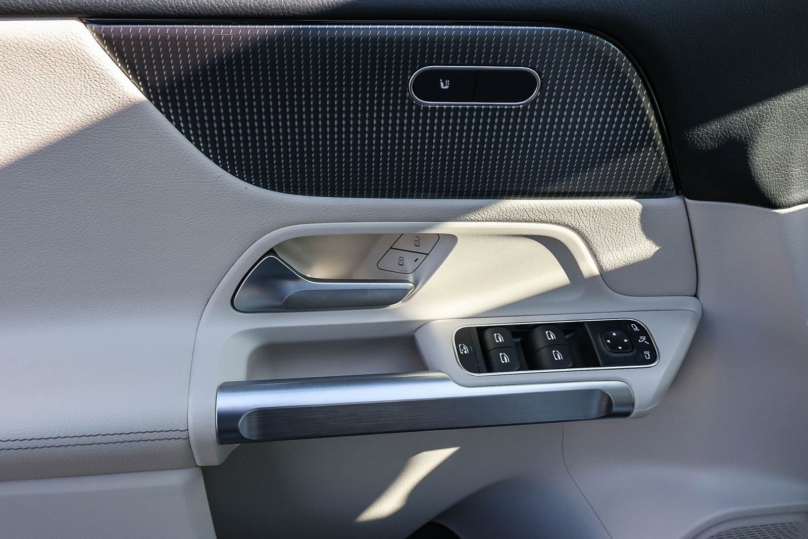 Used 2022 Mercedes-Benz GLB 250 image 30