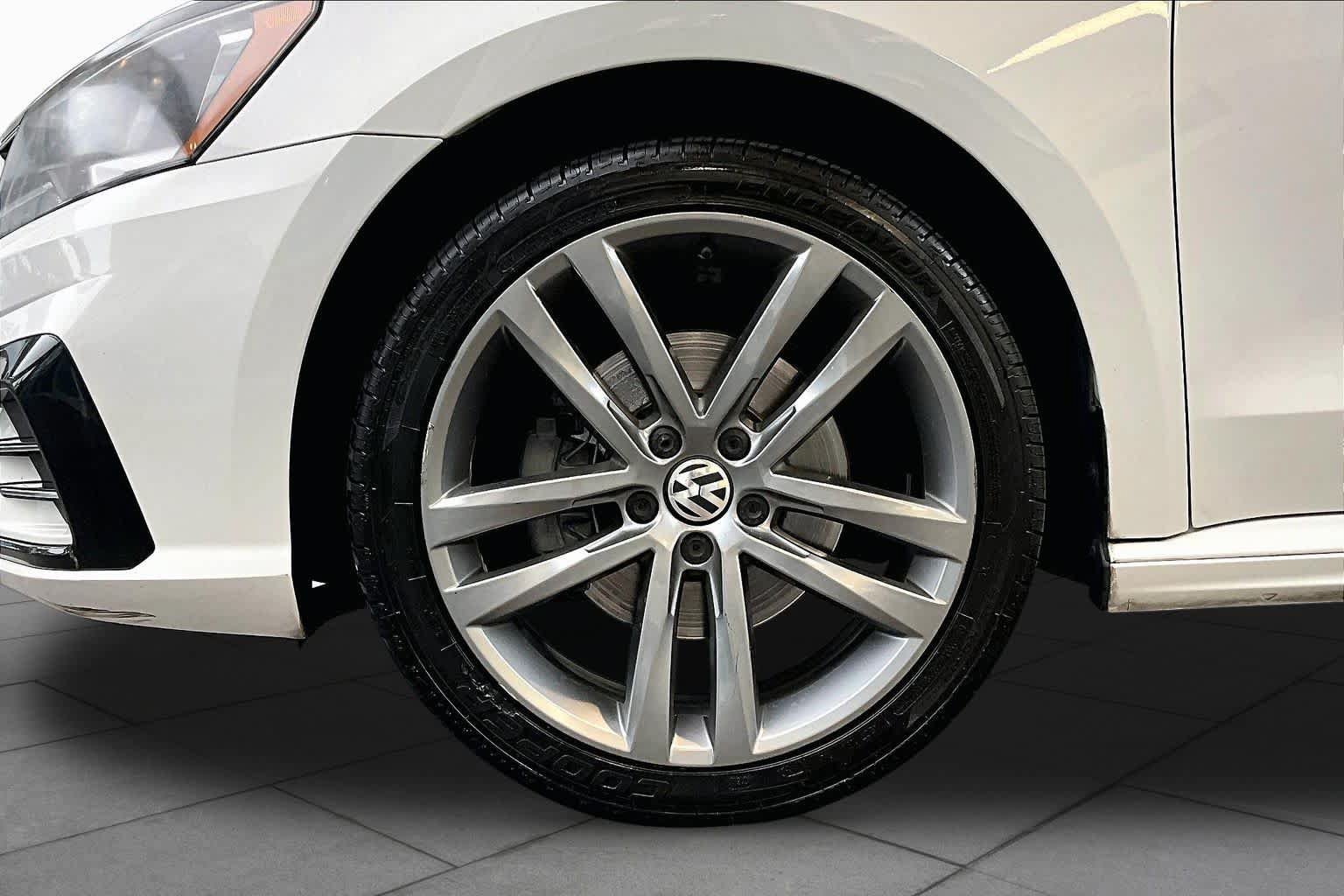 Used 2018 Volkswagen Passat 2.0T R-Line FWD image 11