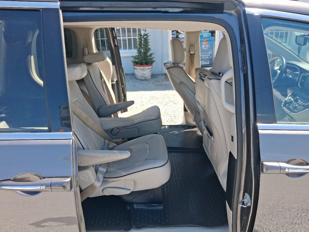 Used 2017 Chrysler Pacifica Limited w/ UConnect Theater Package FWD image 5