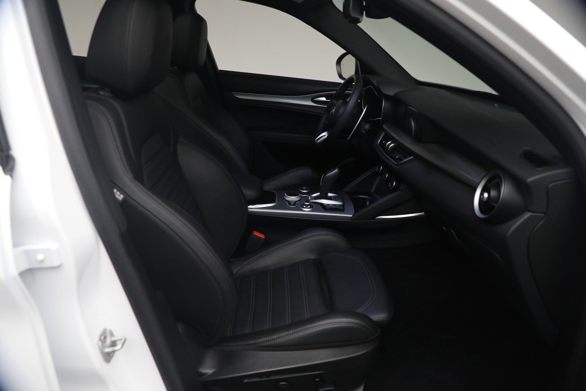 Used 2023 Alfa Romeo Stelvio Veloce AWD/4WD image 14