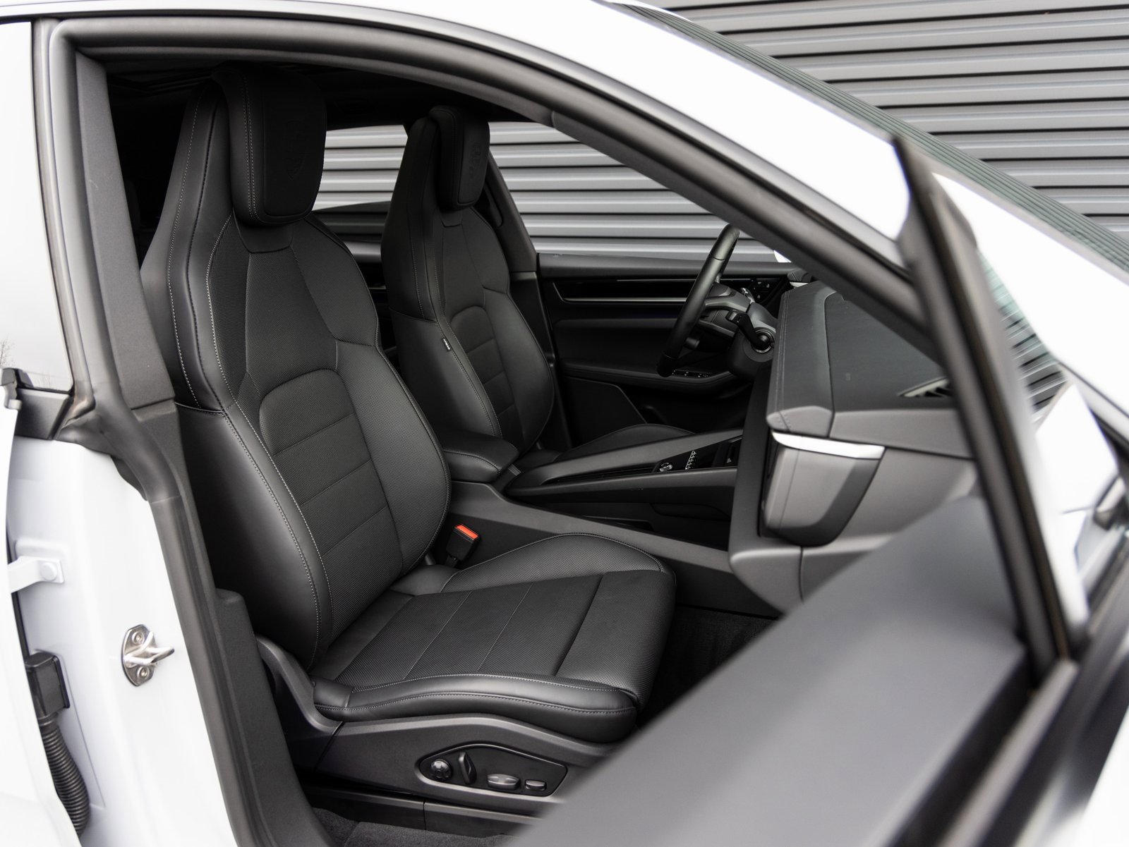 Used 2025 Porsche Macan Electric image 31