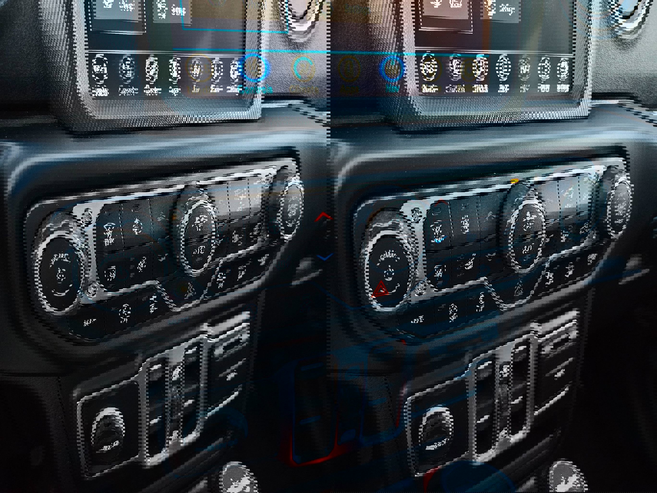 Used 2020 Jeep Wrangler Unlimited Sahara w/ Uconnect 4C Nav & Sound Group image 27