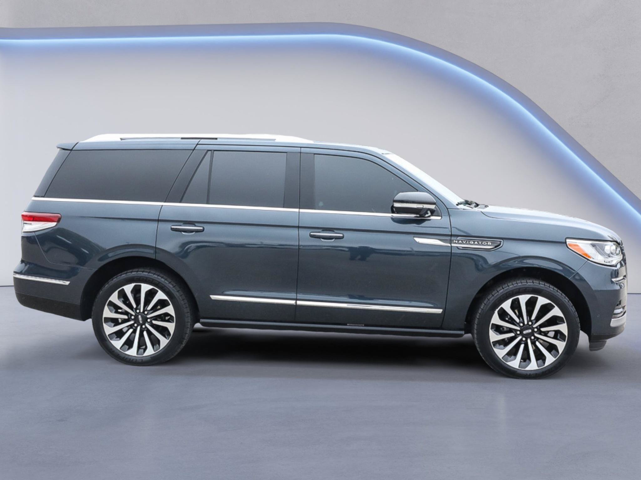 Certified 2024 Lincoln Navigator Reserve AWD/4WD image 9