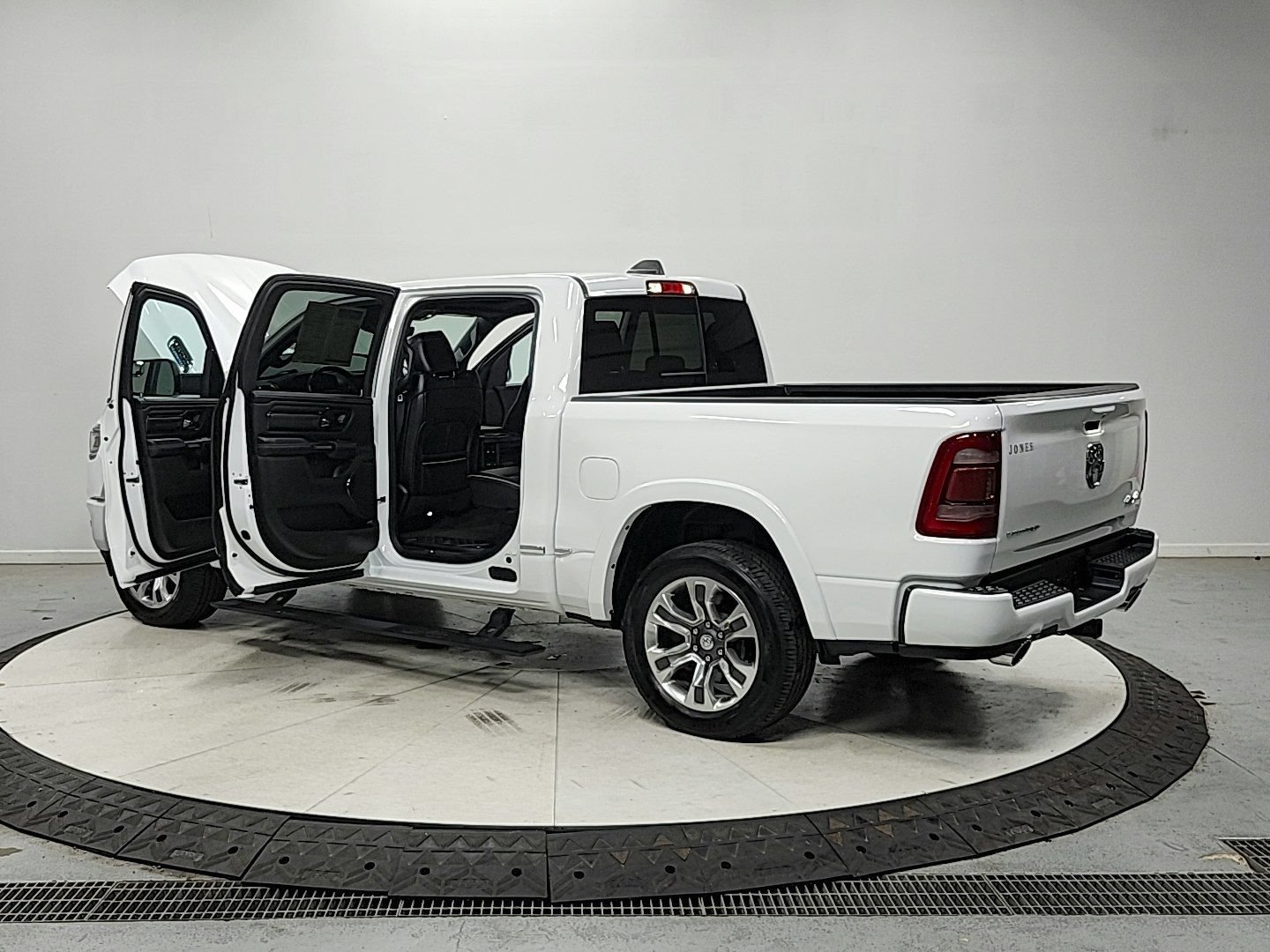 Used 2023 RAM 1500 Limited w/ Body Color Bumper Group AWD/4WD image 13
