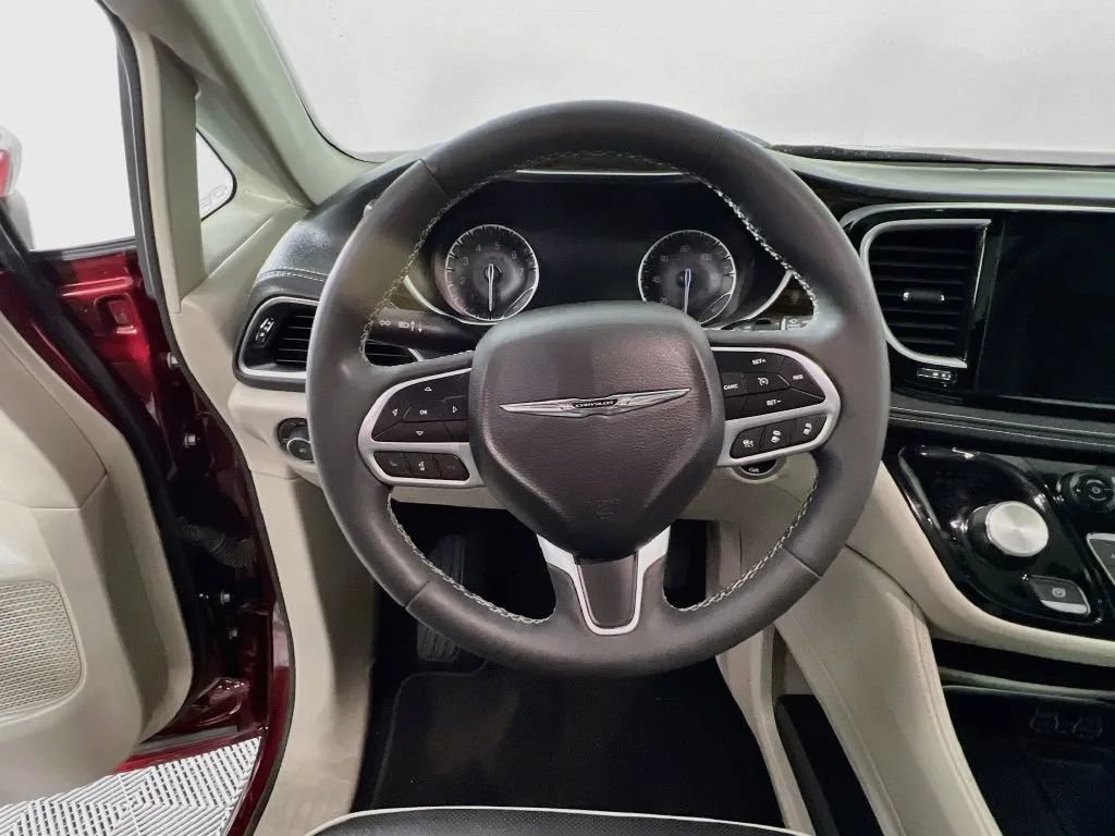 Used 2023 Chrysler Pacifica Limited FWD image 12