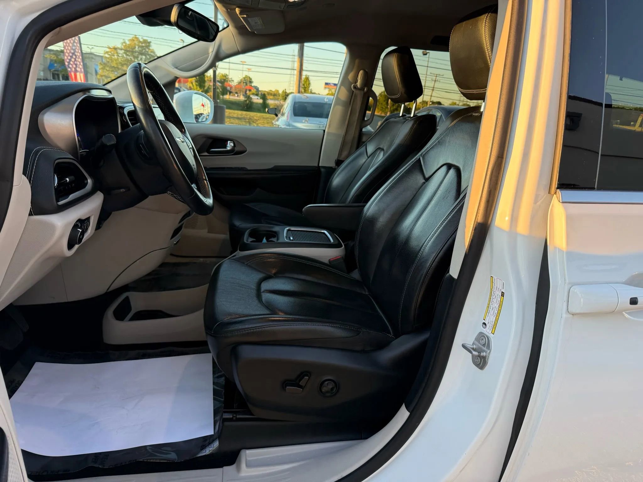 Used 2022 Chrysler Pacifica Touring-L image 20