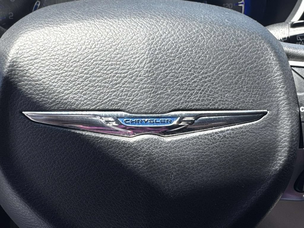 Used 2018 Chrysler Pacifica Touring-L FWD image 25