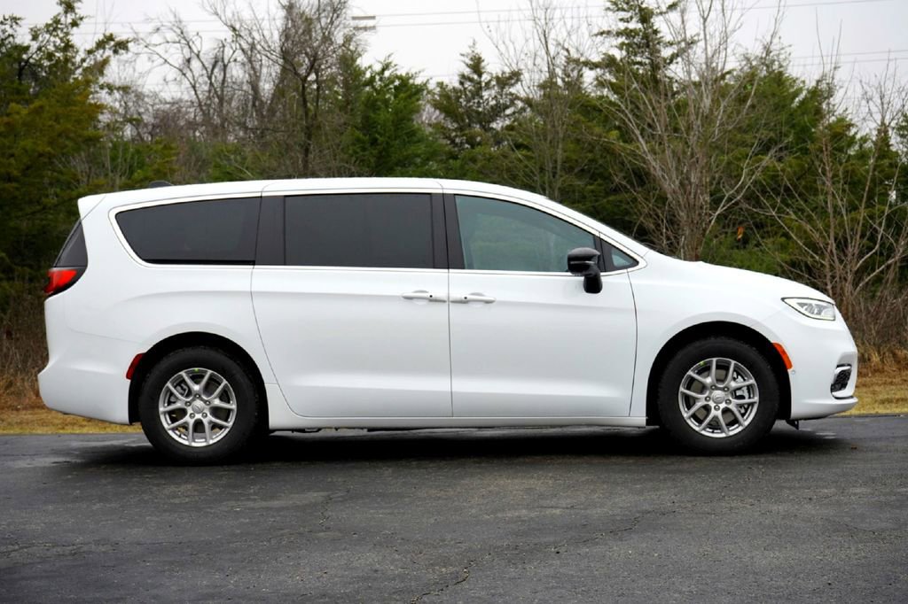 New 2026 Chrysler Pacifica Select image 5