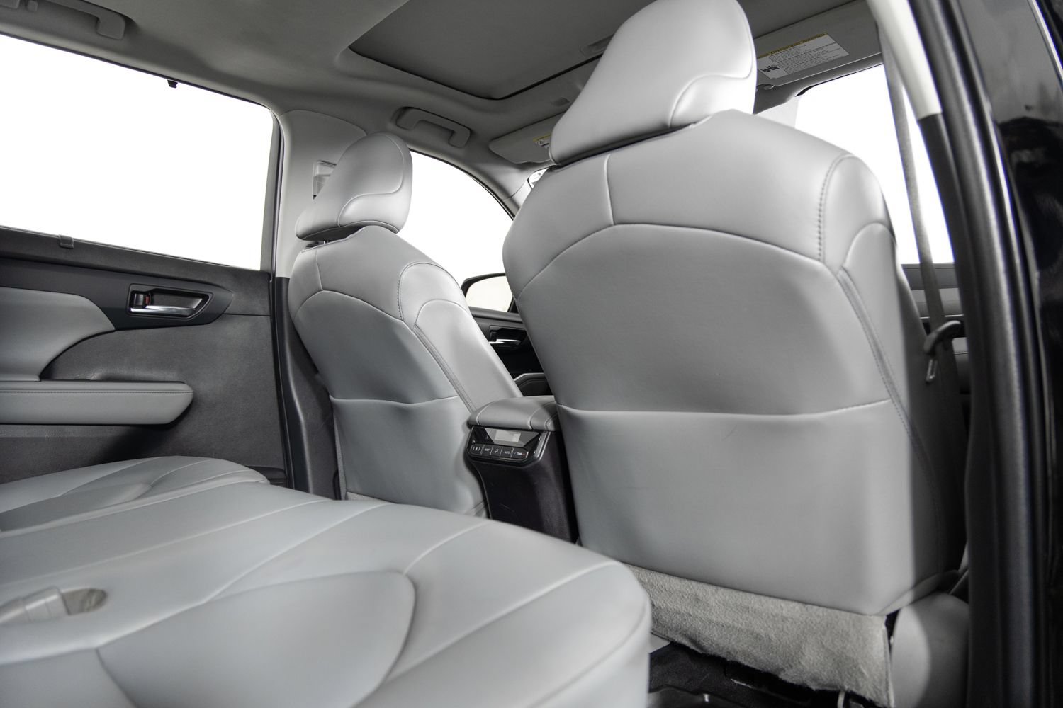 Used 2022 Toyota Highlander XLE AWD/4WD image 23