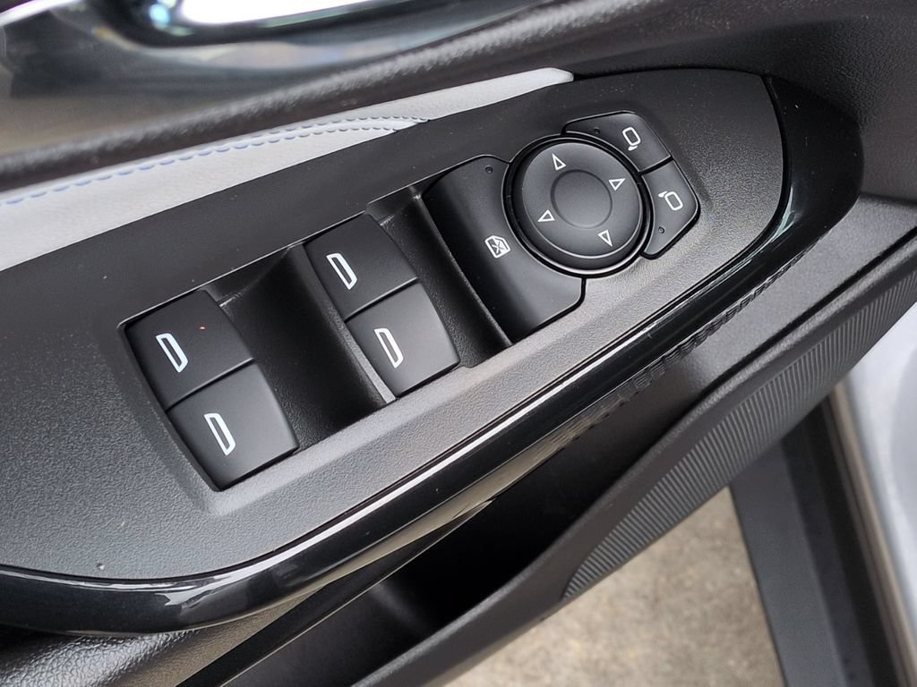 Used 2025 Chevrolet Trax LT w/ LT Convenience Package FWD image 13