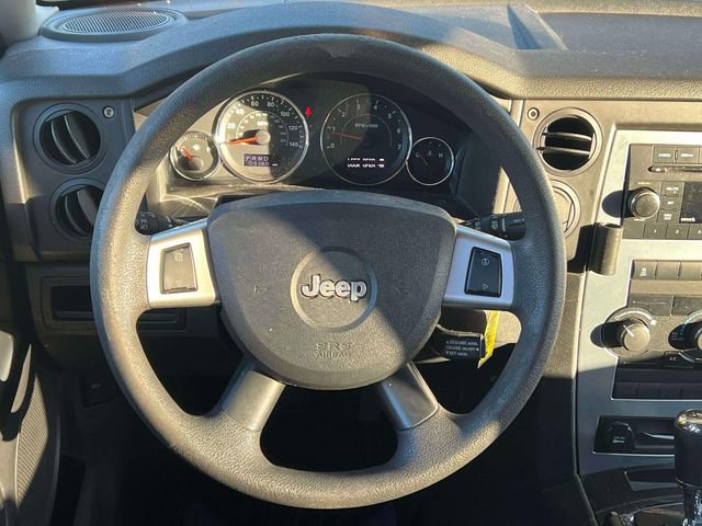 Used 2010 Jeep Commander Sport image 13