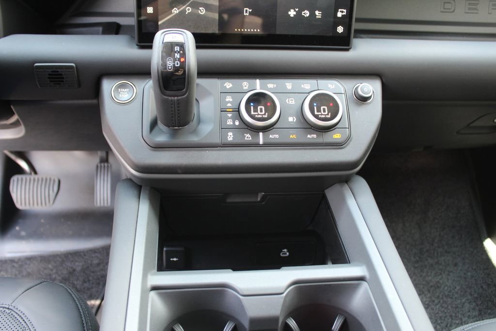 Used 2025 Land Rover Defender 110 S AWD/4WD image 13