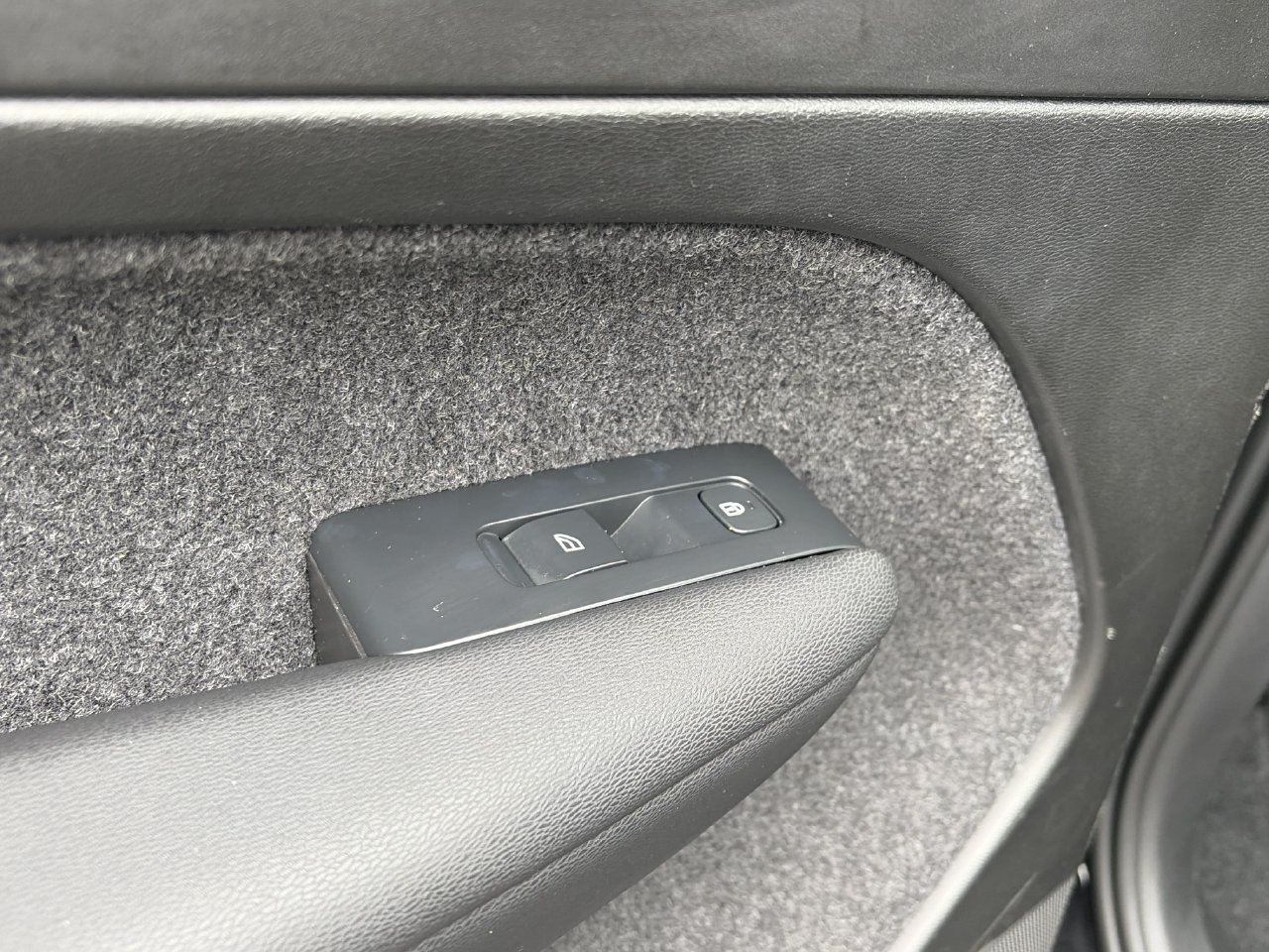Used 2025 Volvo XC40 B5 Core AWD/4WD image 18