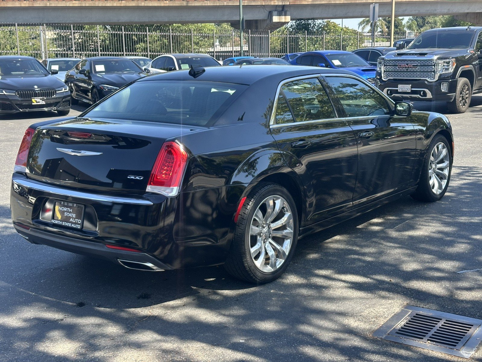 Used 2017 Chrysler 300 Limited RWD image 8