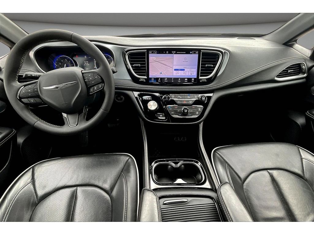 Used 2025 Chrysler Pacifica Limited image 17