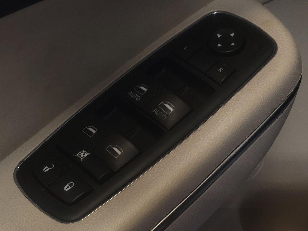 Used 2016 Chrysler 300 C image 27