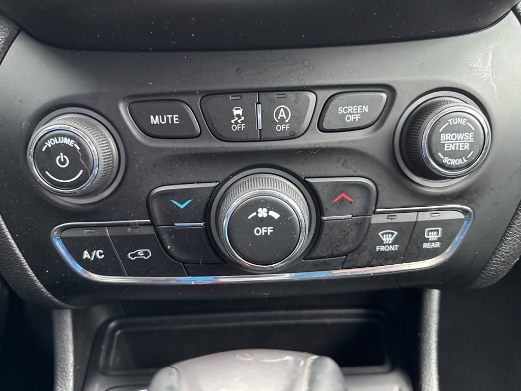 Used 2021 Jeep Cherokee Latitude Plus AWD/4WD image 30