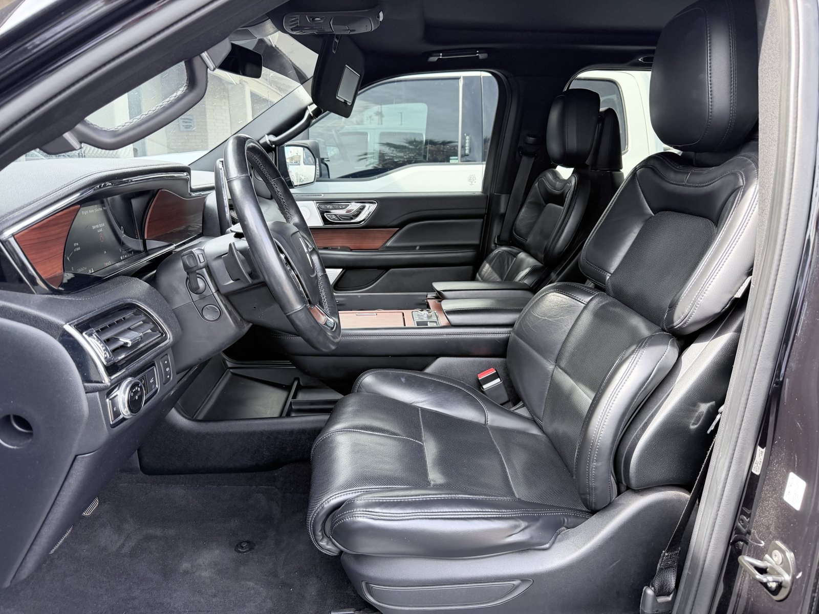 Used 2020 Lincoln Navigator L Reserve w/ Equipment Group 208A Reserve AWD/4WD image 2