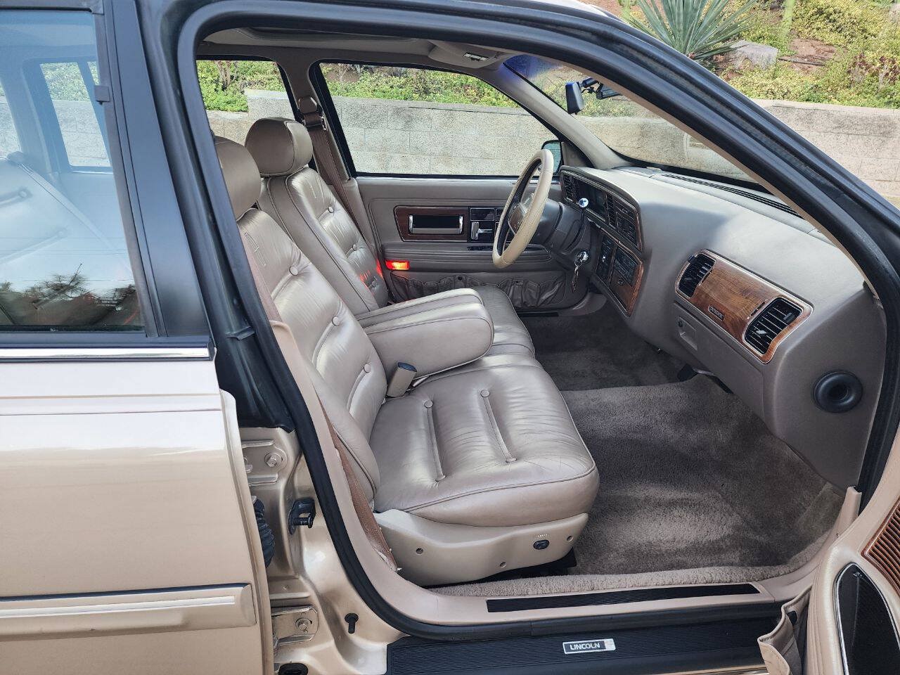Used 1988 Lincoln Continental Signature FWD image 32