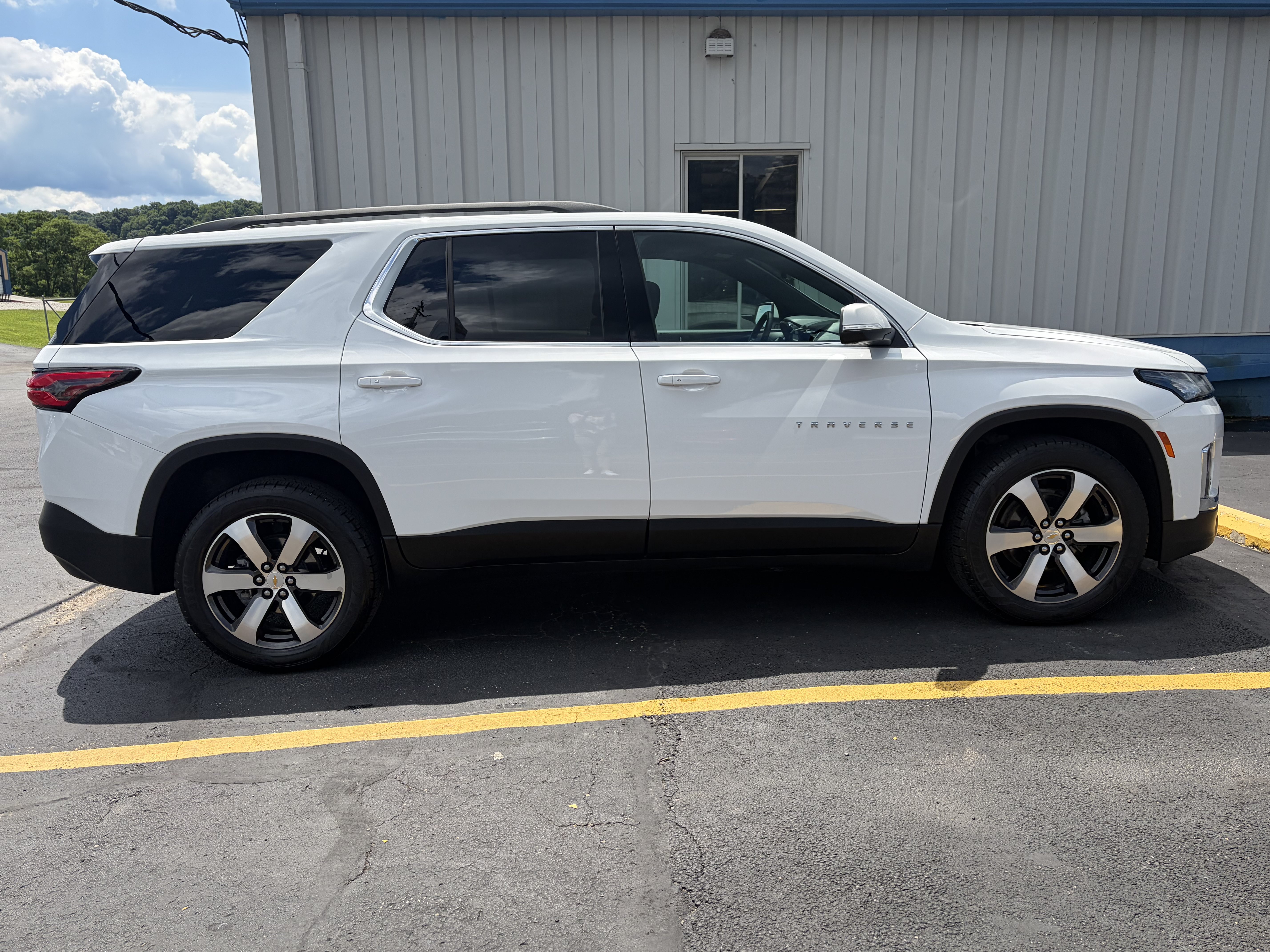 Used 2023 Chevrolet Traverse LT w/ LT Premium Package AWD/4WD image 4