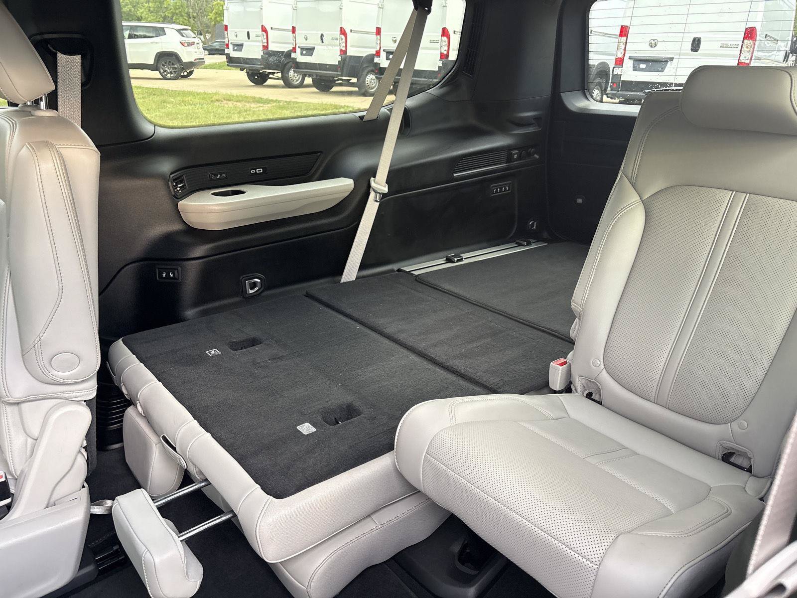 Used 2025 Jeep Wagoneer L Series III w/ Premium Group I AWD/4WD image 11