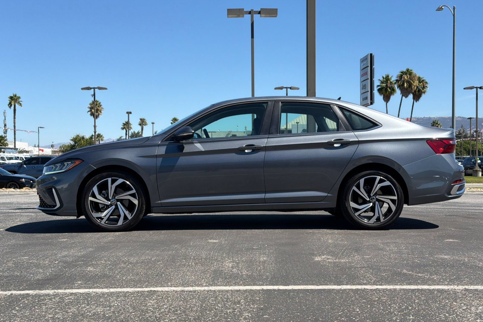 Used 2025 Volkswagen Jetta SEL FWD image 9