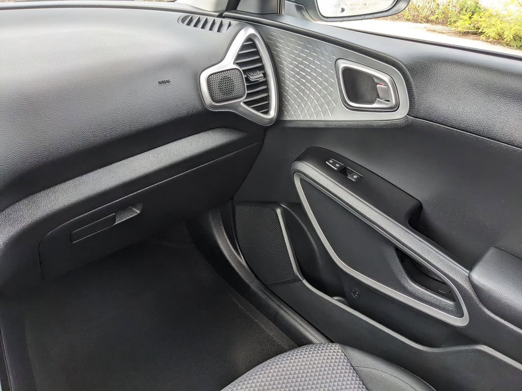 Certified 2025 Kia Soul LX image 18