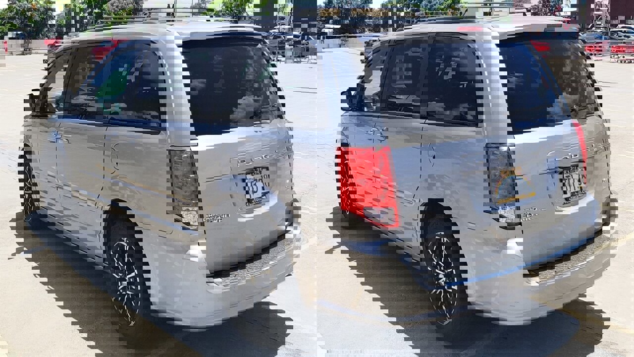 Used 2016 Dodge Grand Caravan R/T image 3