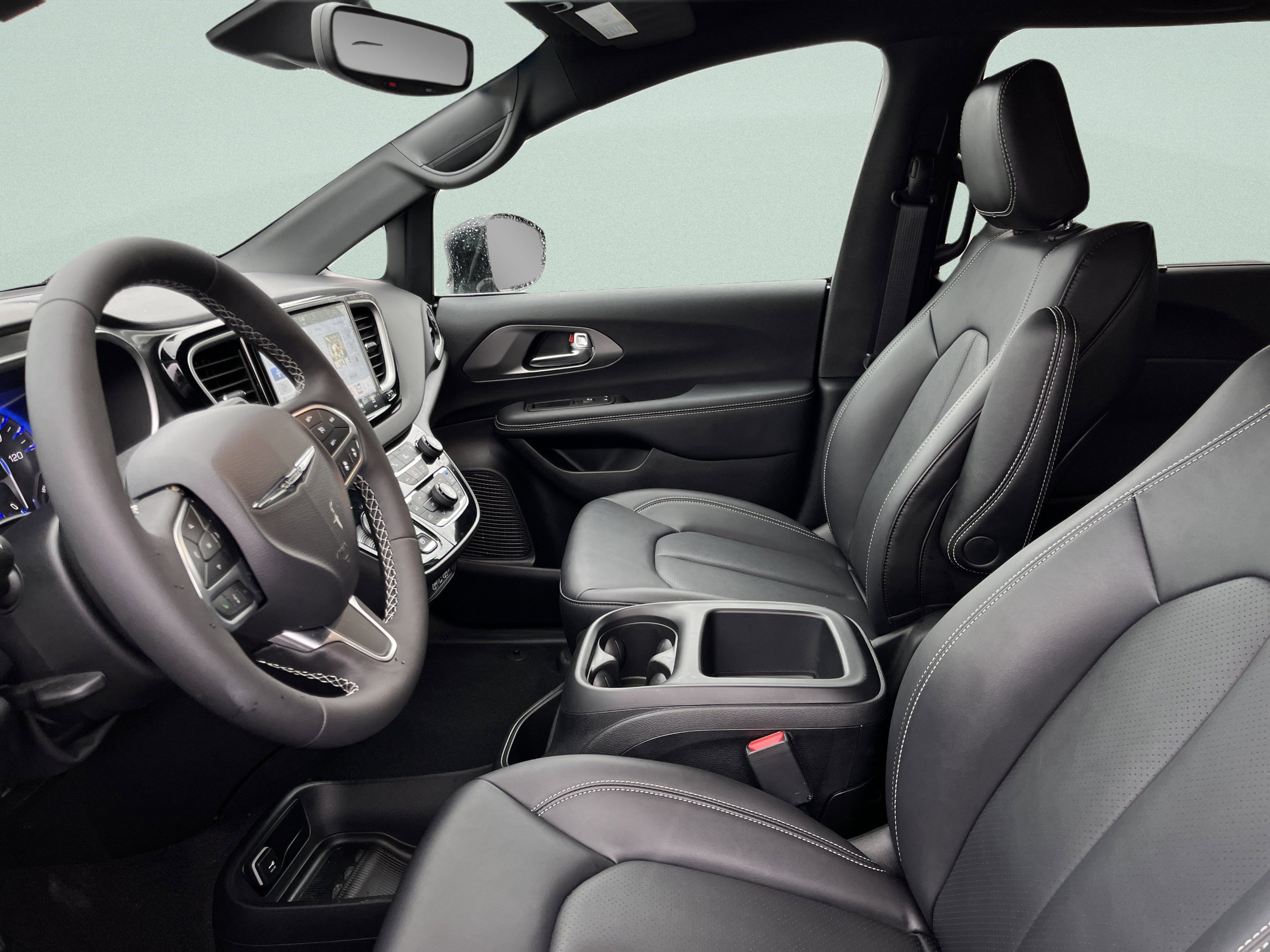 Used 2025 Chrysler Voyager LX image 13