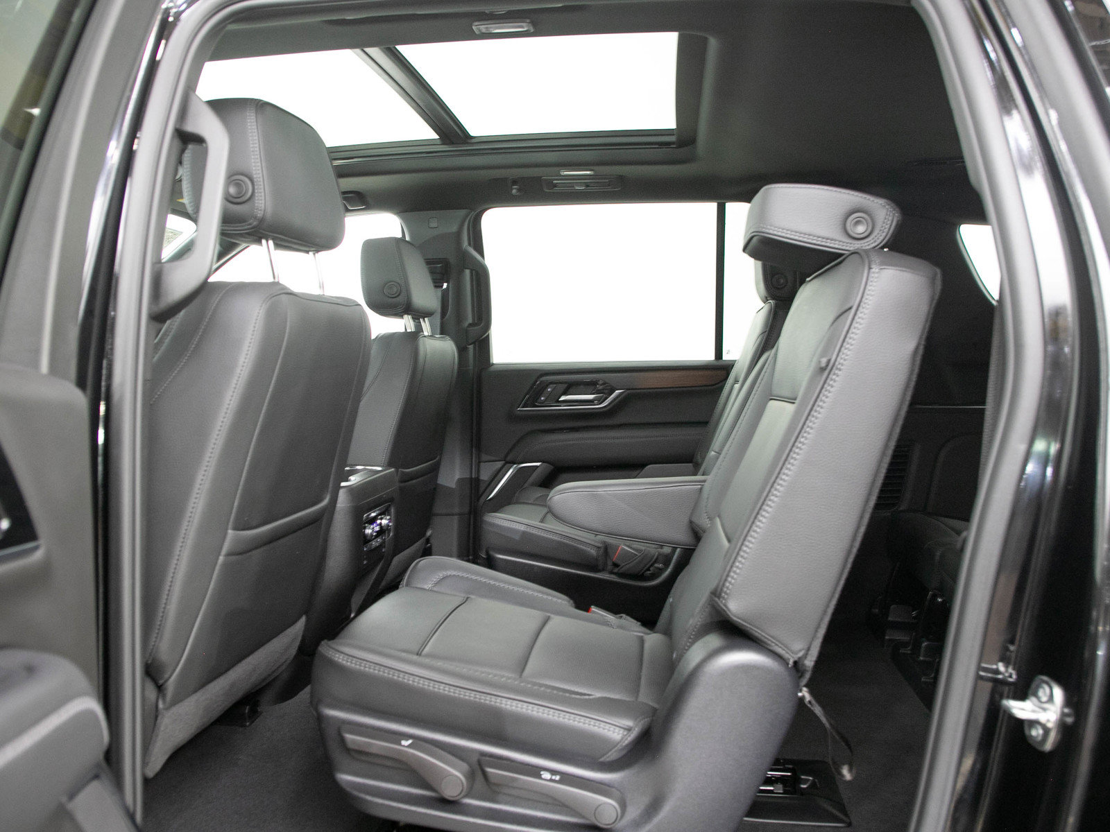 Used 2025 GMC Yukon XL Denali w/ Sun & Power Step Package AWD/4WD image 16