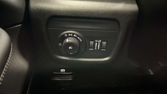 New 2026 Jeep Grand Cherokee L Limited w/ Limited Altitude Package AWD/4WD image 34