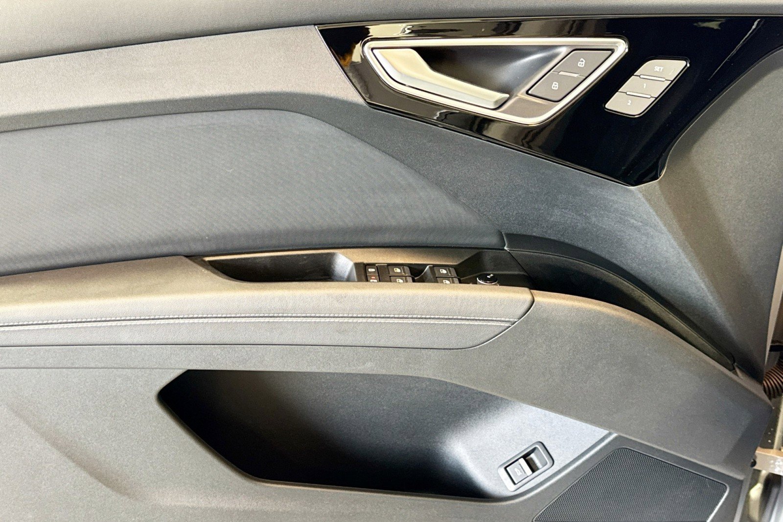 Used 2025 Audi Q4 e-tron Premium w/ Convenience Package image 17