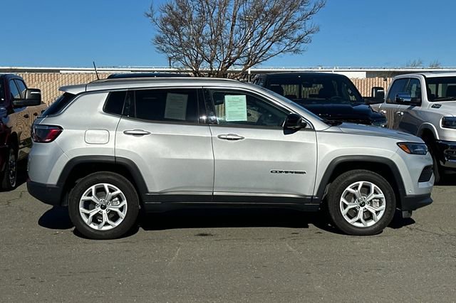 Used 2025 Jeep Compass Latitude w/ Convenience Group image 3
