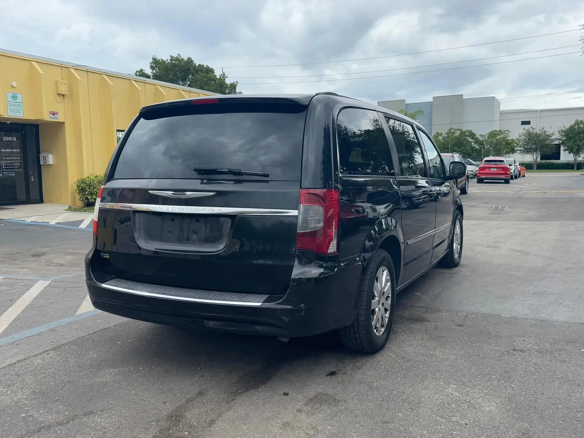 Used 2014 Chrysler Town & Country Touring image 9