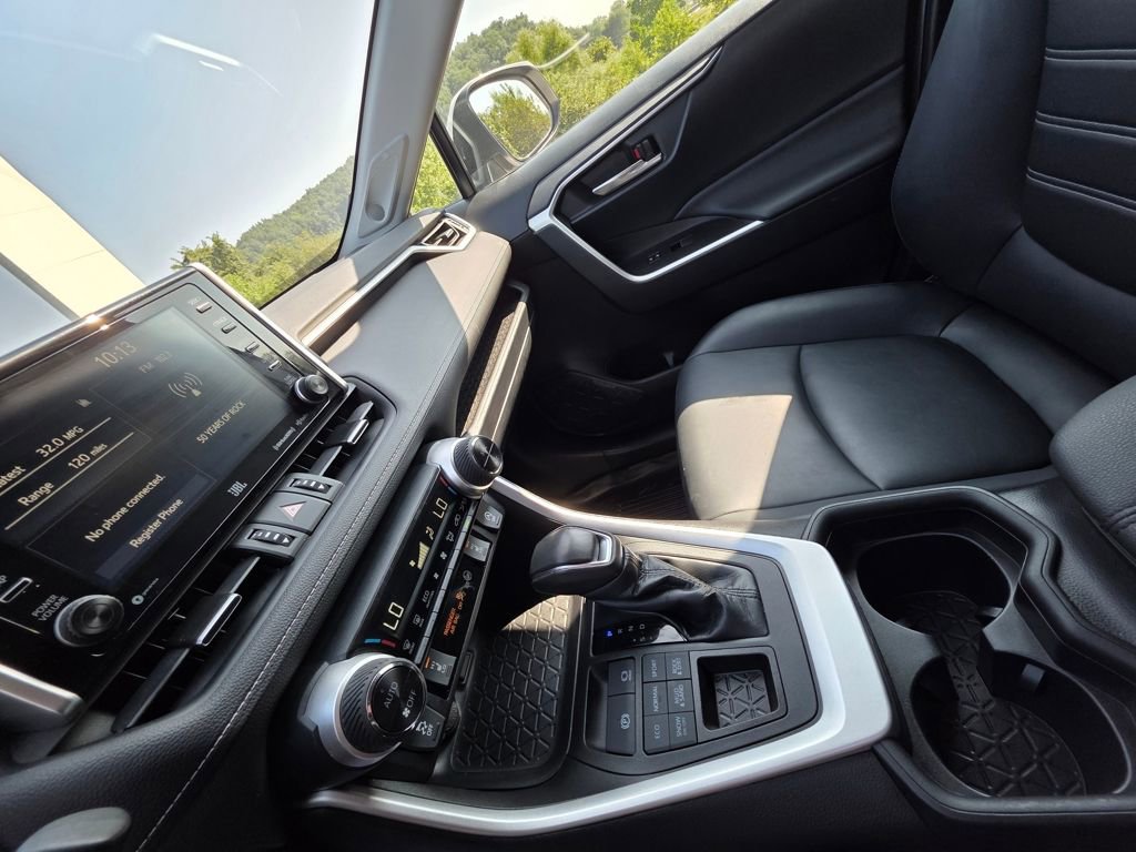 Used 2021 Toyota RAV4 XLE Premium image 14