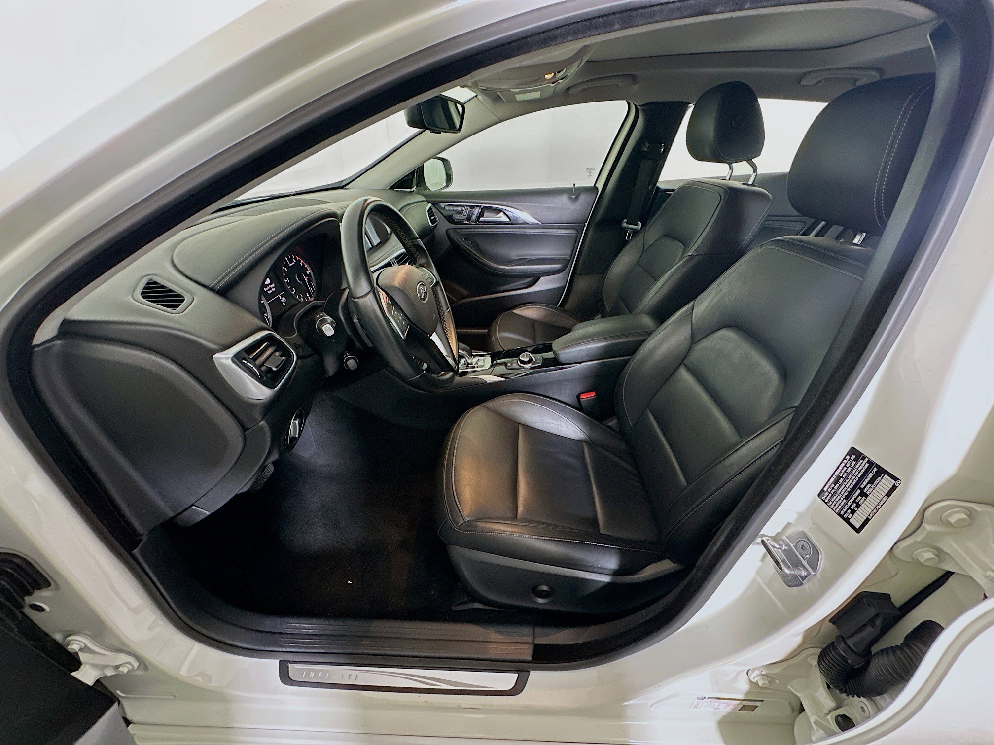 Used 2018 INFINITI QX30 FWD image 13