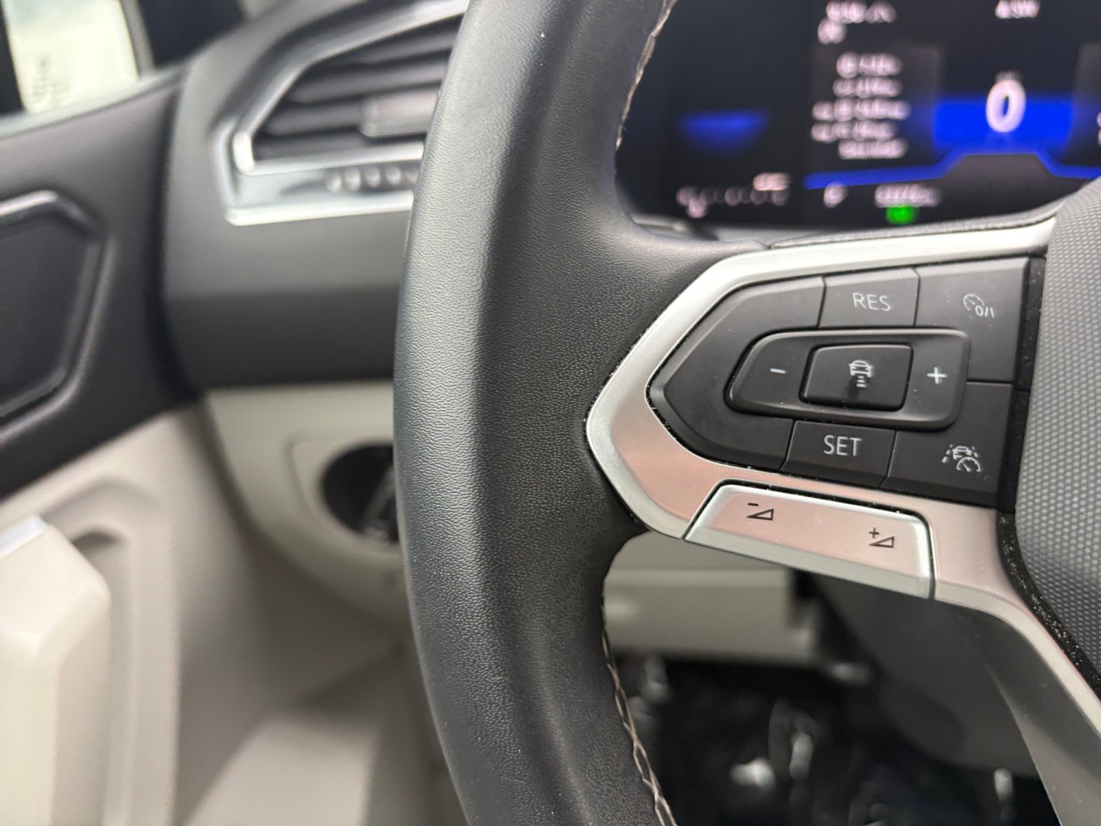 Used 2022 Volkswagen Tiguan SE image 7