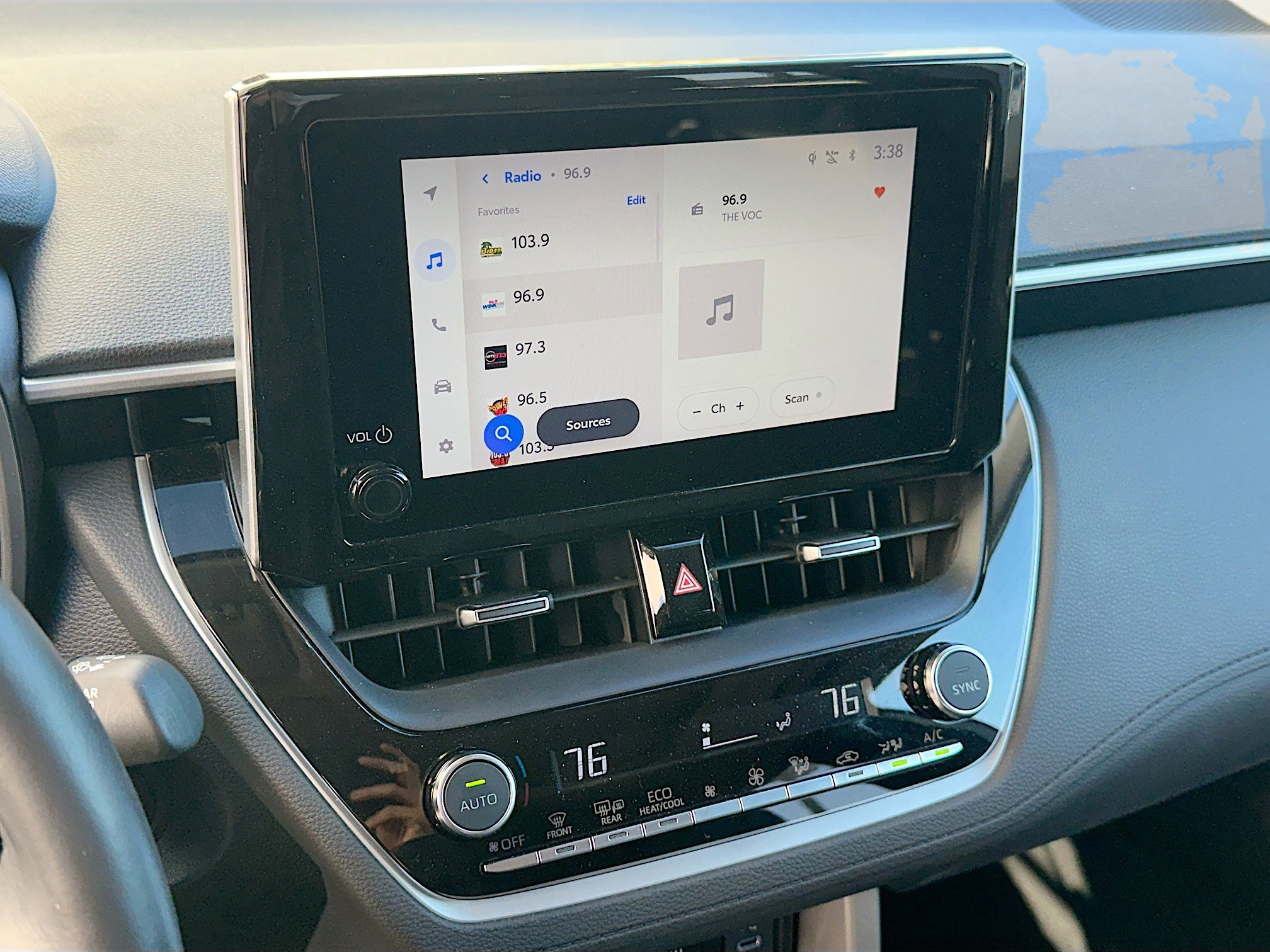 Used 2024 Toyota Corolla Cross XLE w/ Convenience Package image 13