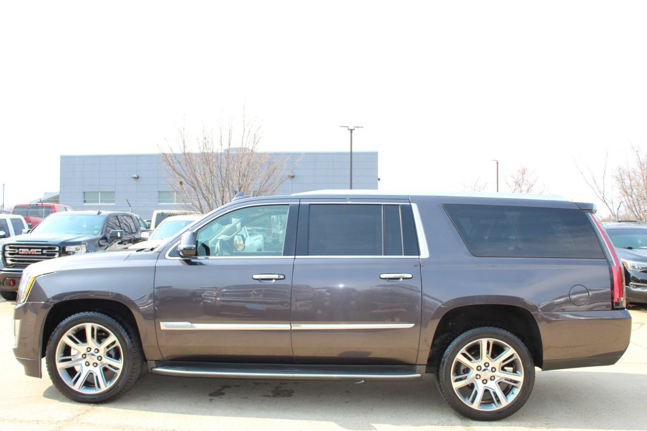 Used 2016 Cadillac Escalade ESV Luxury AWD/4WD image 3