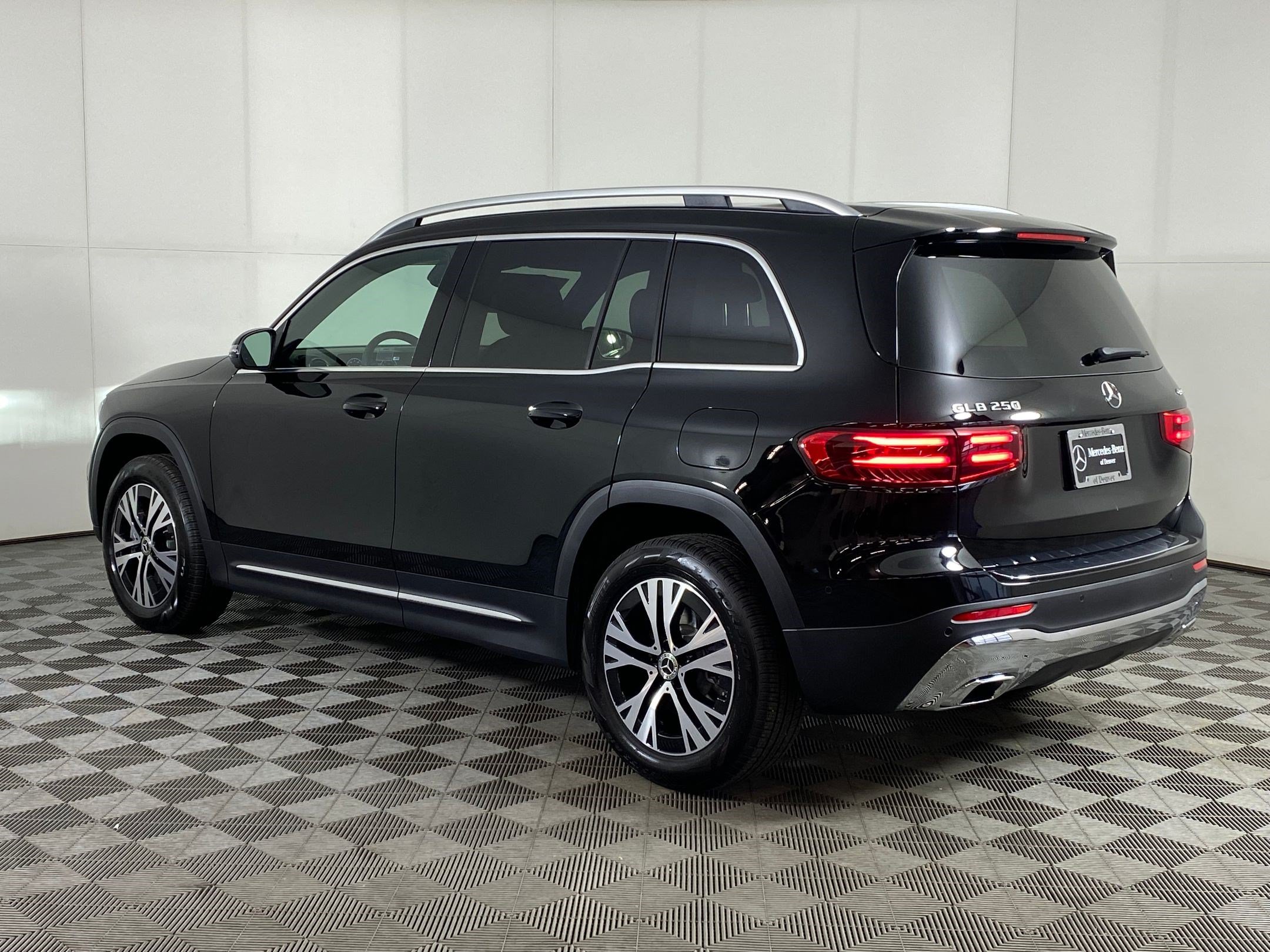 Used 2026 Mercedes-Benz GLB 250 4MATIC image 3