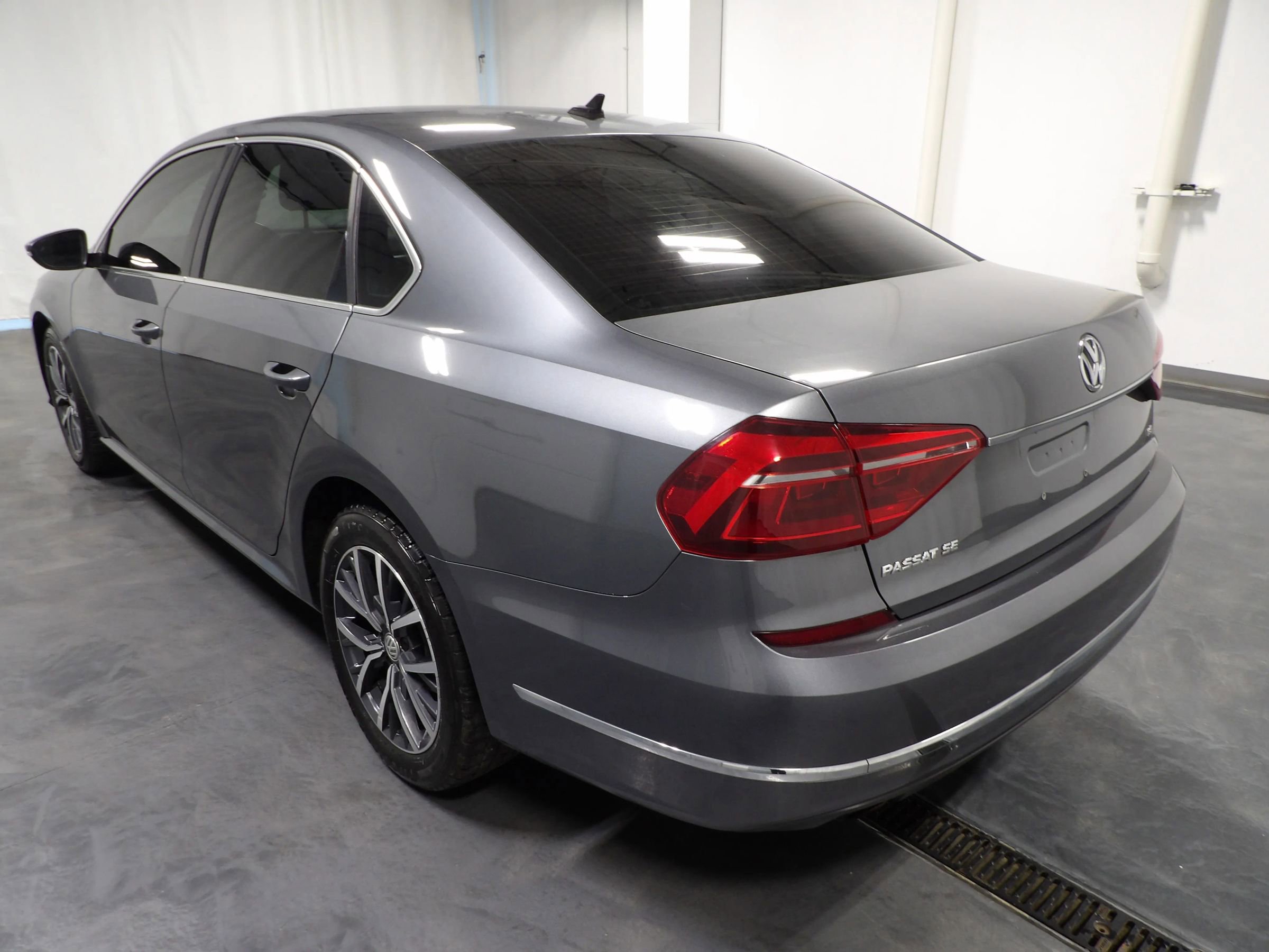 Used 2018 Volkswagen Passat 2.0T SE FWD image 6