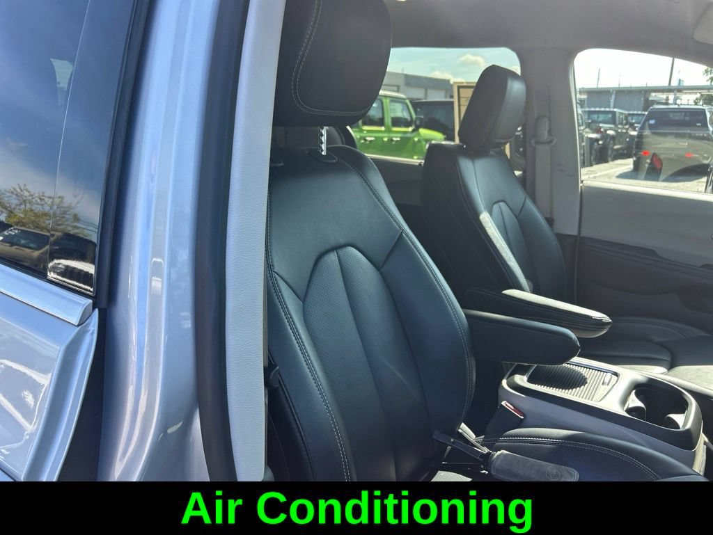 Used 2024 Chrysler Pacifica Touring-L FWD image 21