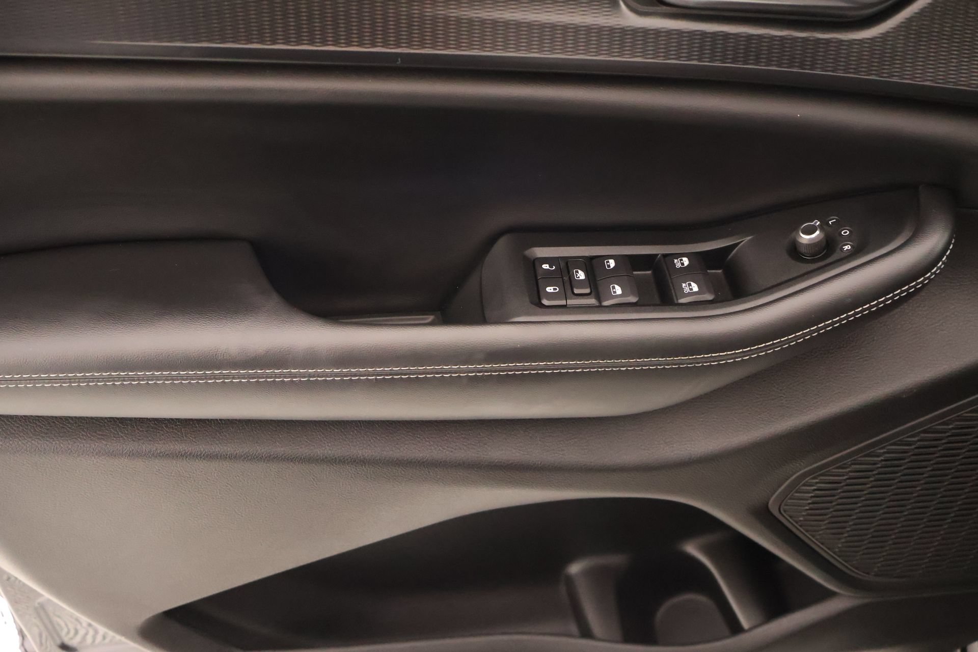 Used 2025 Jeep Grand Cherokee Altitude RWD image 16
