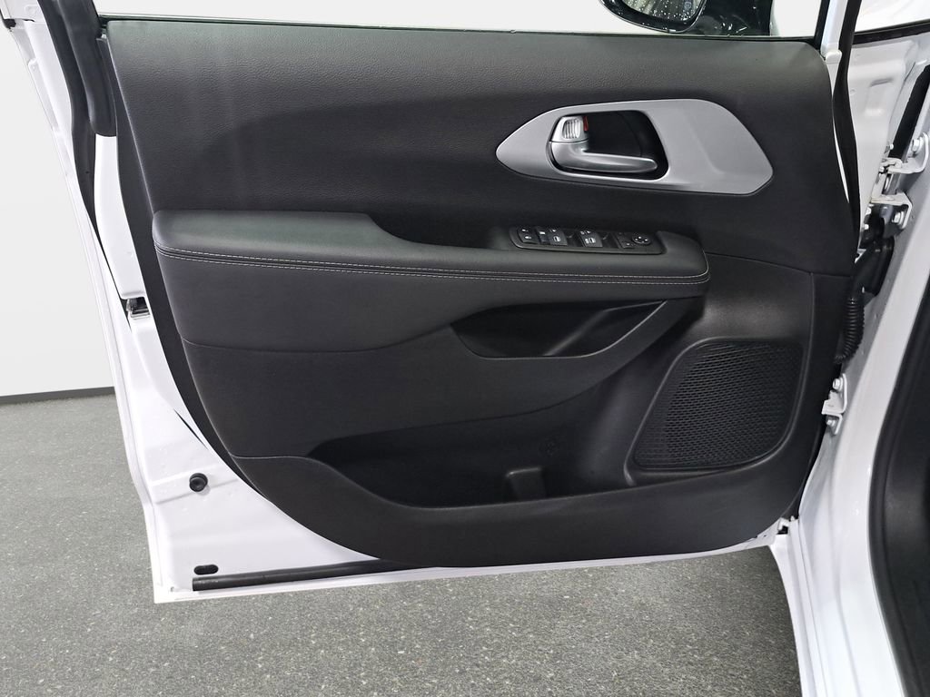 Certified 2024 Chrysler Pacifica Touring image 29