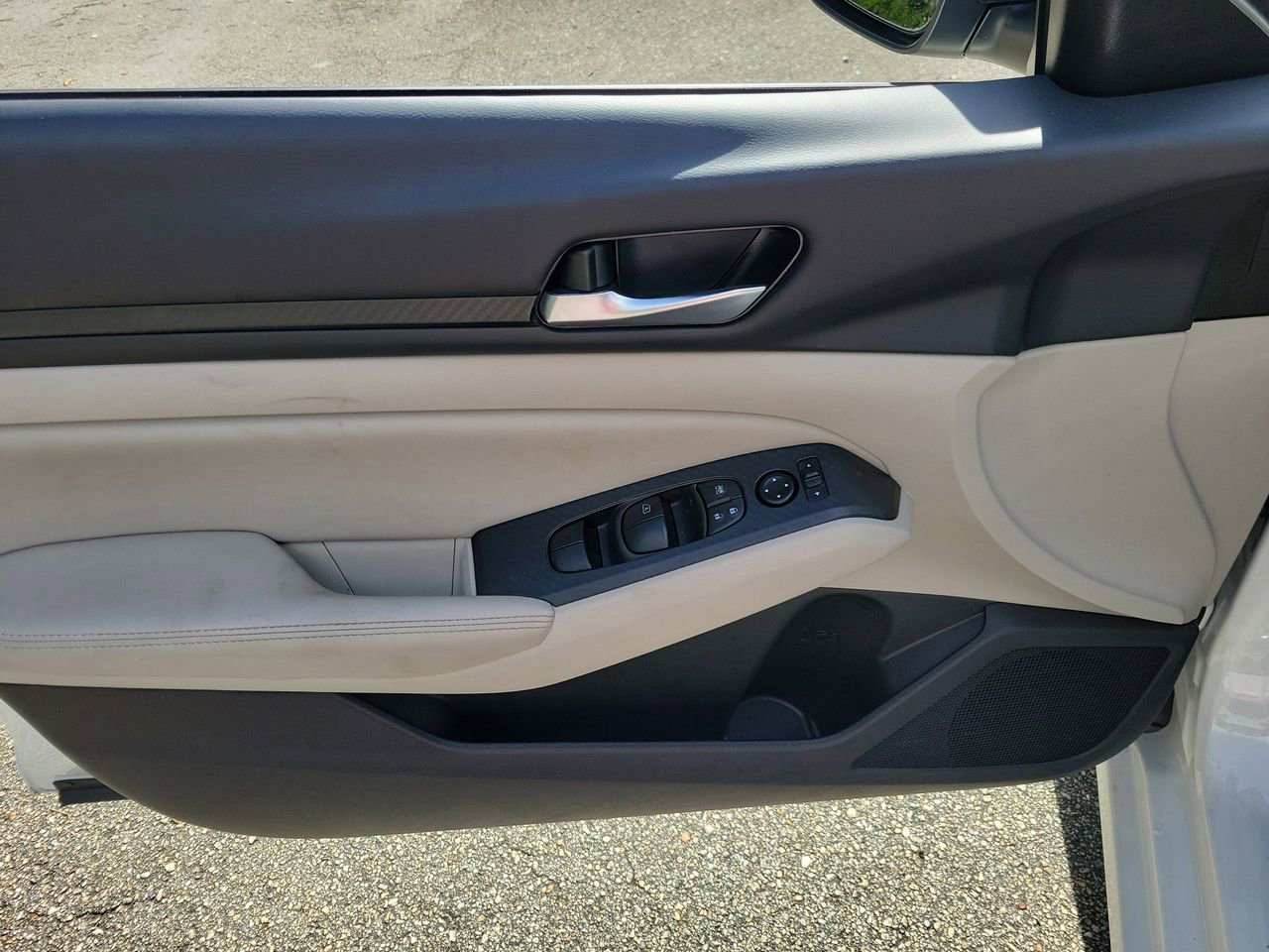 Used 2025 Nissan Altima 2.5 SV FWD image 12