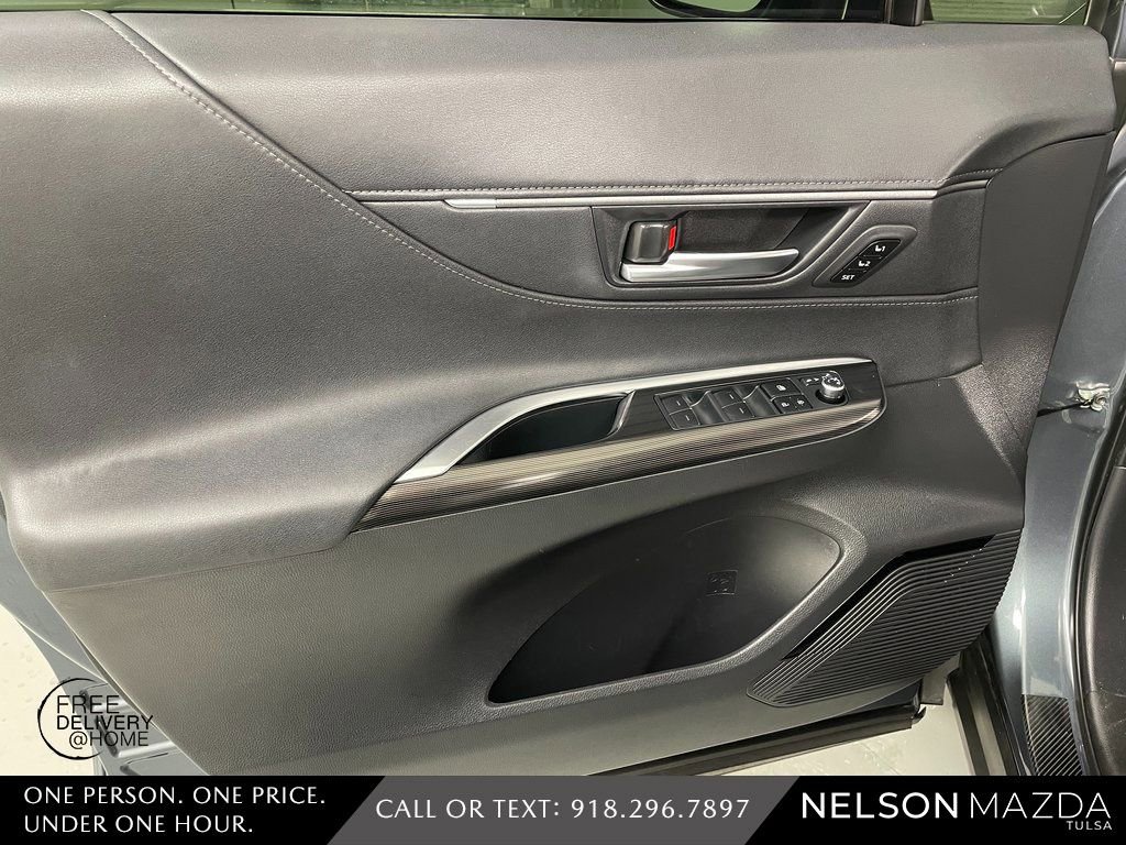 Used 2021 Toyota Venza XLE w/ Softex Package image 18