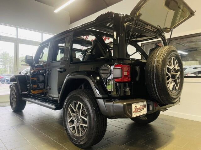 Used 2024 Jeep Wrangler Unlimited Sahara w/ Technology Group AWD/4WD image 8